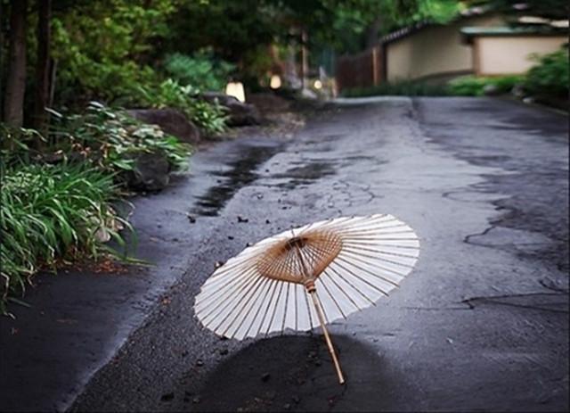 走在雨巷里，曾遗失的美好