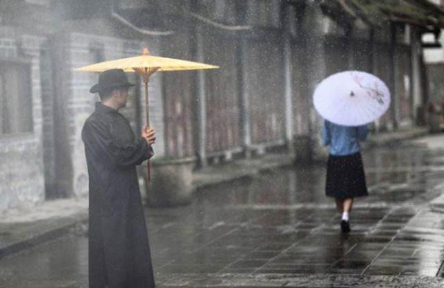 走在雨巷里，曾遗失的美好