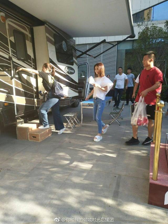 赵丽颖新剧路透曝光，网友：颖宝现代装实在太美了，期待林浅上线