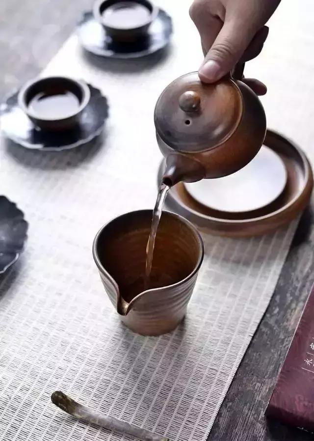 把茶杯放低一点儿