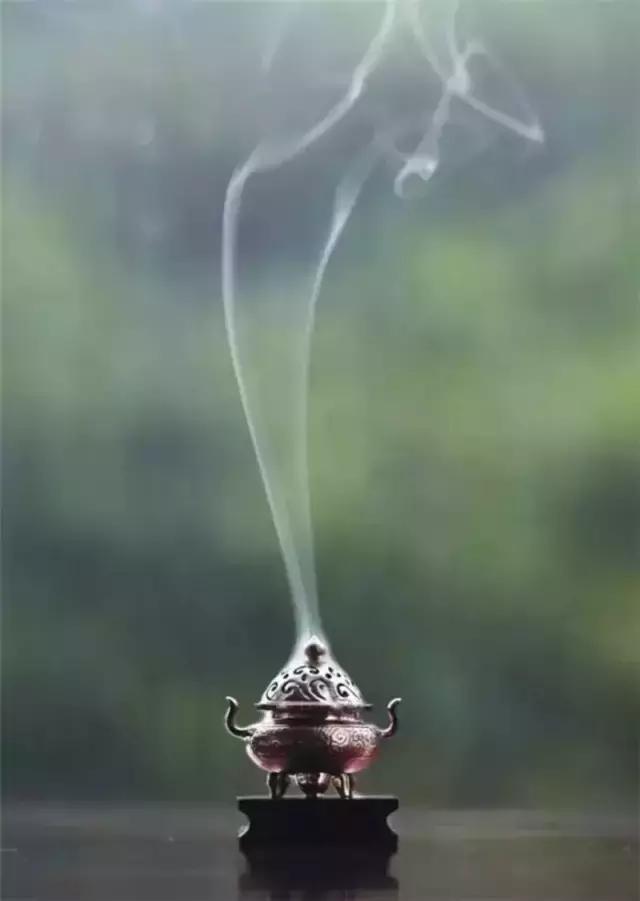 把茶杯放低一点儿