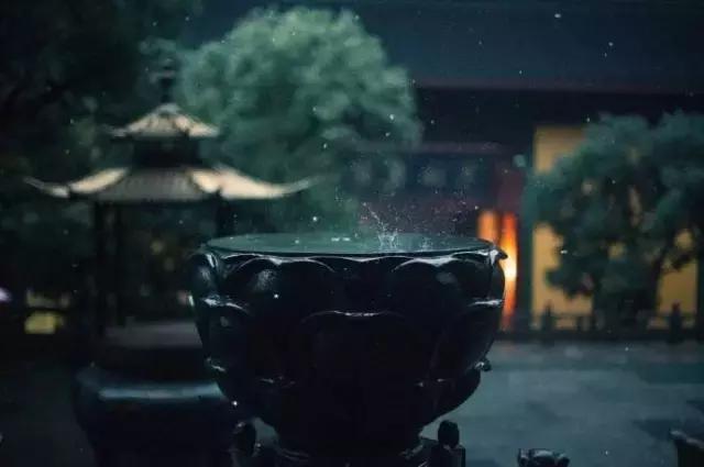 这个秋夜，有雨敲窗