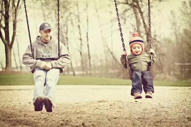 世界上最好的人是爸爸，最孤独的人也是爸爸
