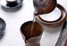 把茶杯放低一点儿